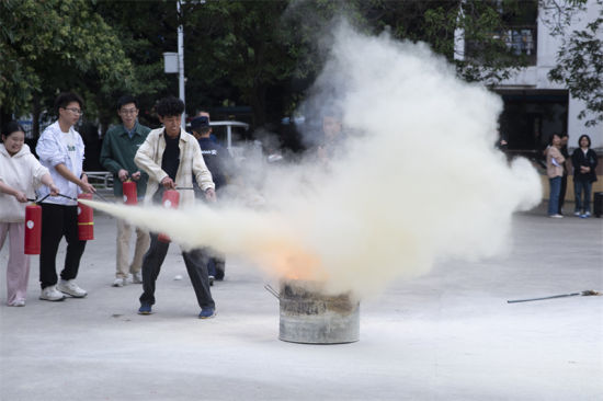 全国消防安全宣传月：校园安全演练 共筑校园安全堡垒