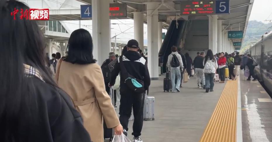 福建多地迎清明假期客流高峰 “春游热”升温